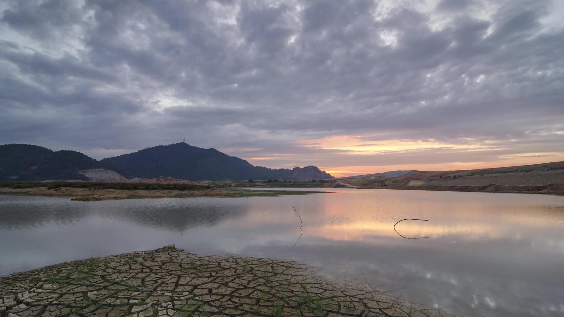 旱季时Mengkwang大坝干泥视频的预览图