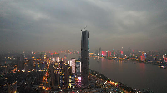 航拍暴风雨前的城市最高天际线摩天大楼夜景灯光秀4k素材视频的预览图