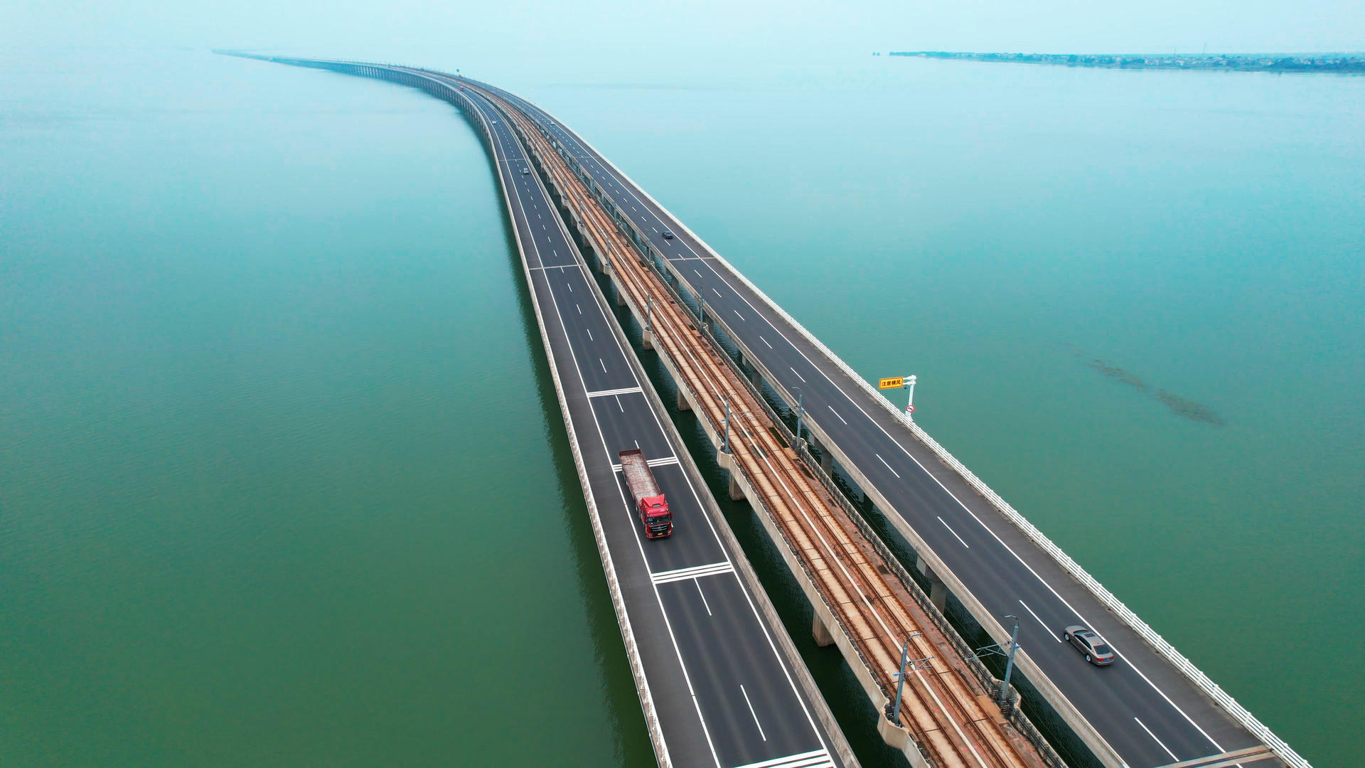 4k航拍南京溧水石臼湖特大桥视频的预览图
