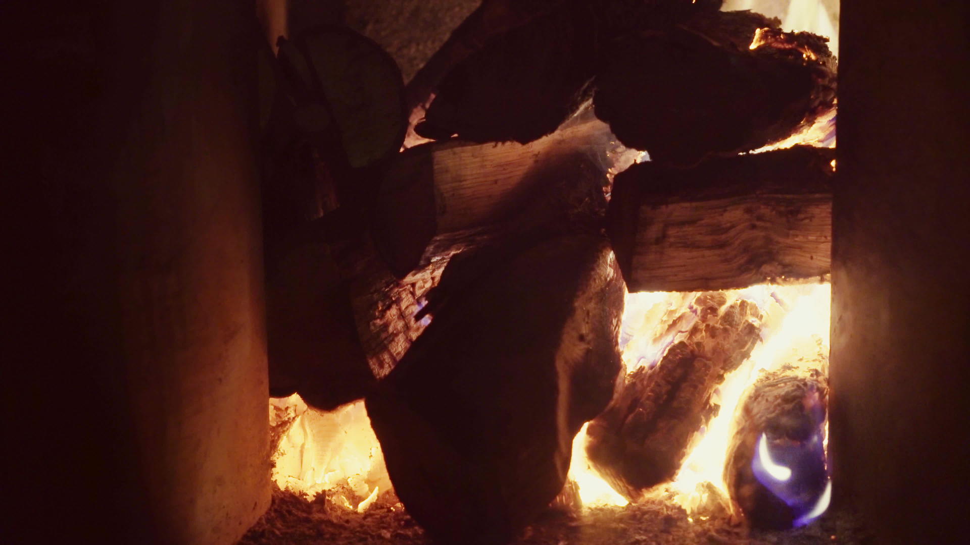 很多柴火在砖砌的壁炉里燃烧着燃烧的火焰真的是视频的预览图