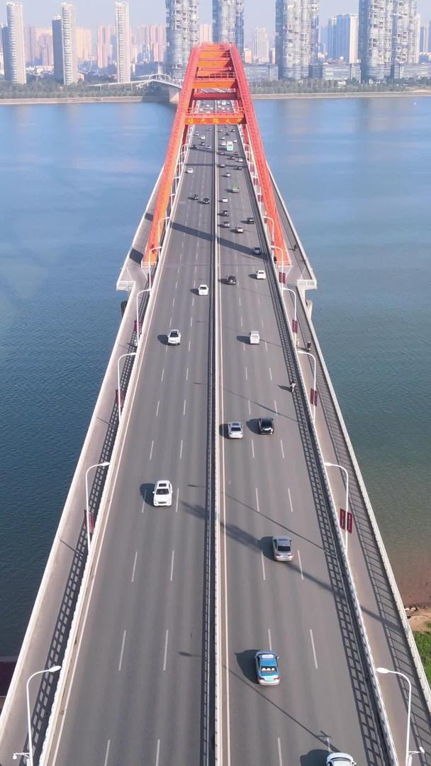长沙城市桥梁福元路大桥城市交通车流航拍视频的预览图