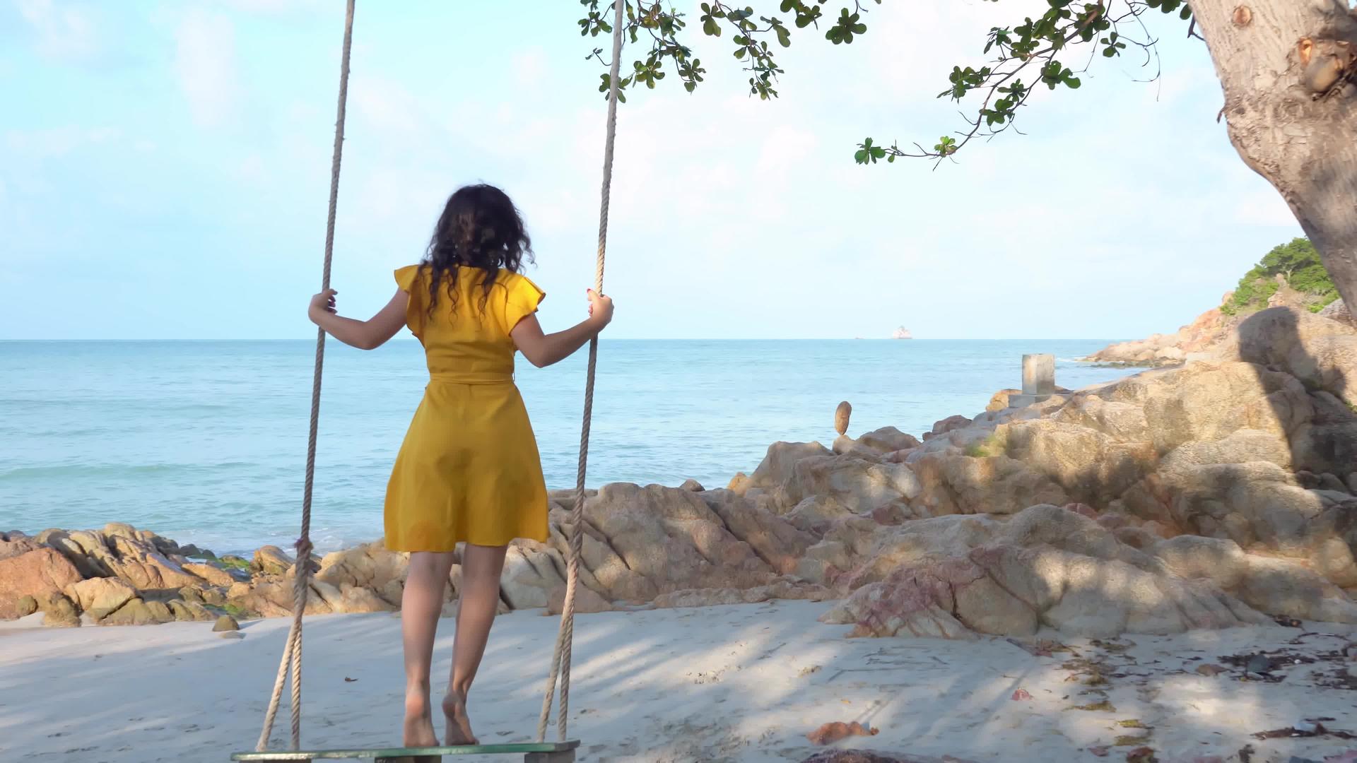 快乐的女孩在热带海滩上挥舞着洋风视频的预览图