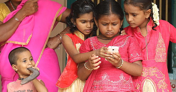 印度贫穷的年轻女孩视频的预览图