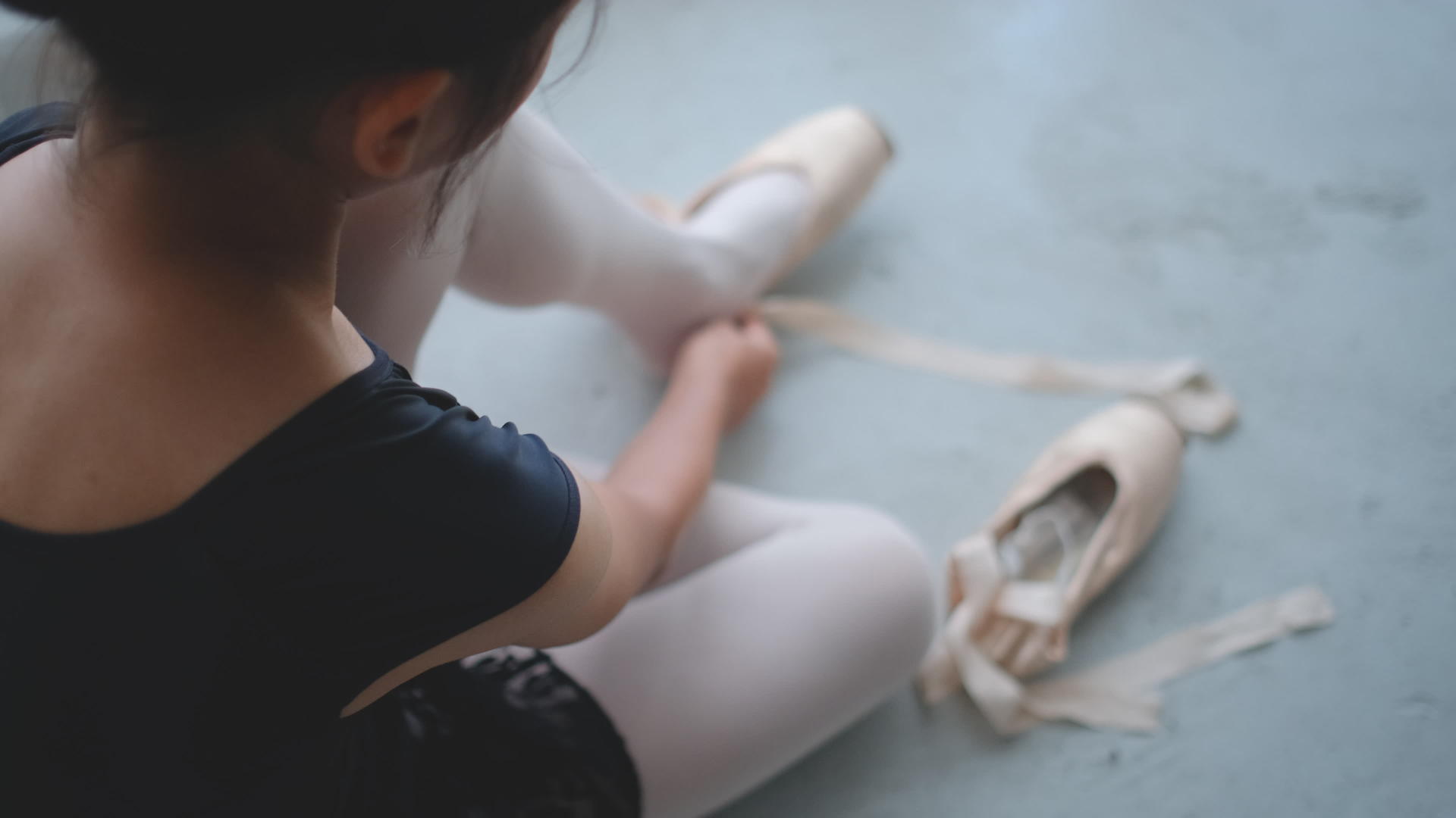 芭蕾舞女孩在芭蕾舞练习后脱下芭蕾舞鞋视频的预览图