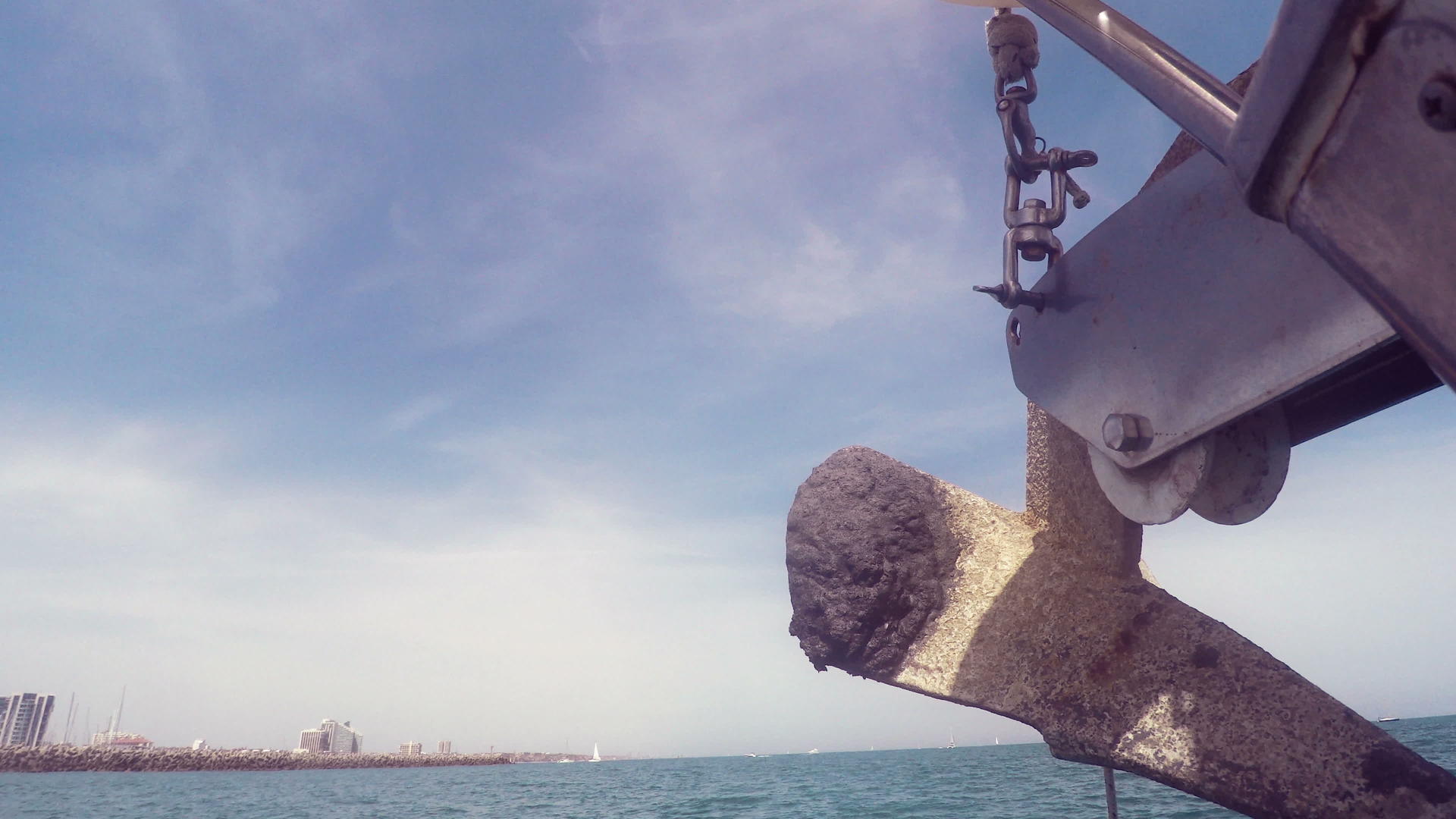 一艘帆船在地中海航行停泊在一个锚附近视频的预览图
