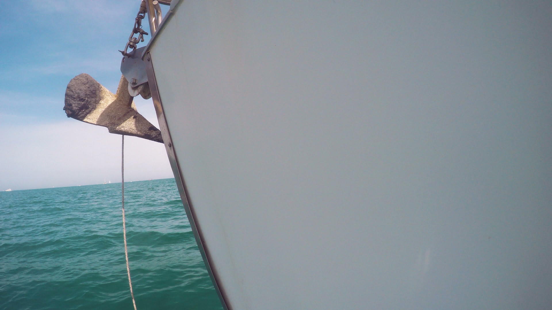 一艘帆船在地中海航行停泊在一个锚附近视频的预览图