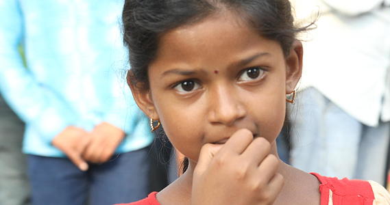 印度贫穷的年轻女孩视频的预览图