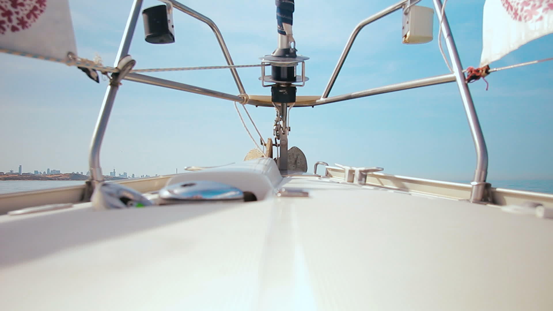 一艘帆船在地中海航行视频的预览图