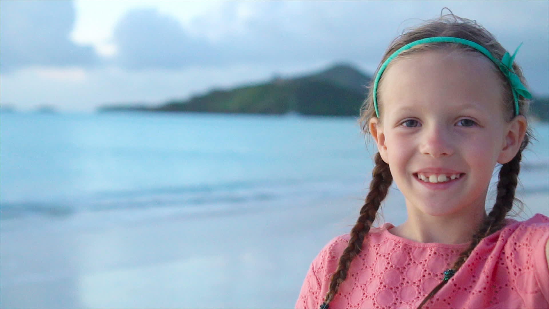可爱的小女孩在热带白色沙滩自拍慢动作视频的预览图