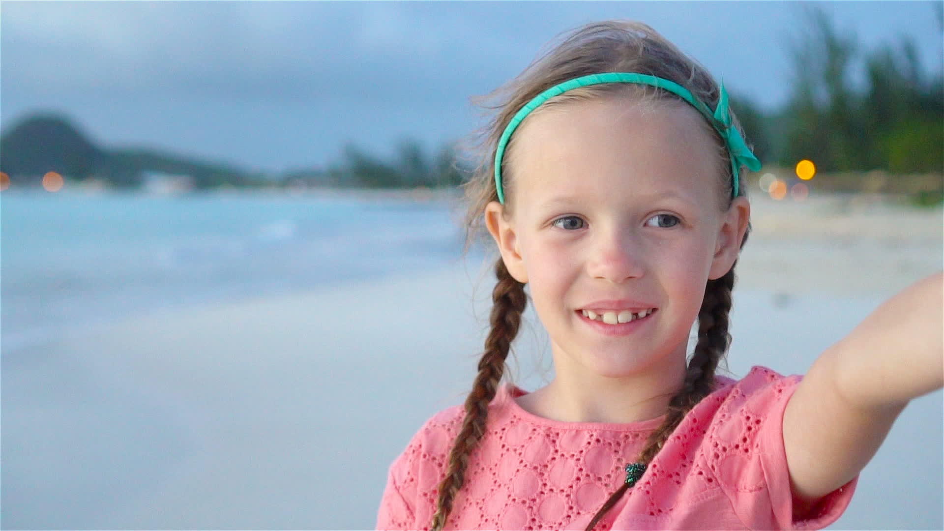可爱的小女孩在热带白色沙滩上自拍慢动作视频的预览图
