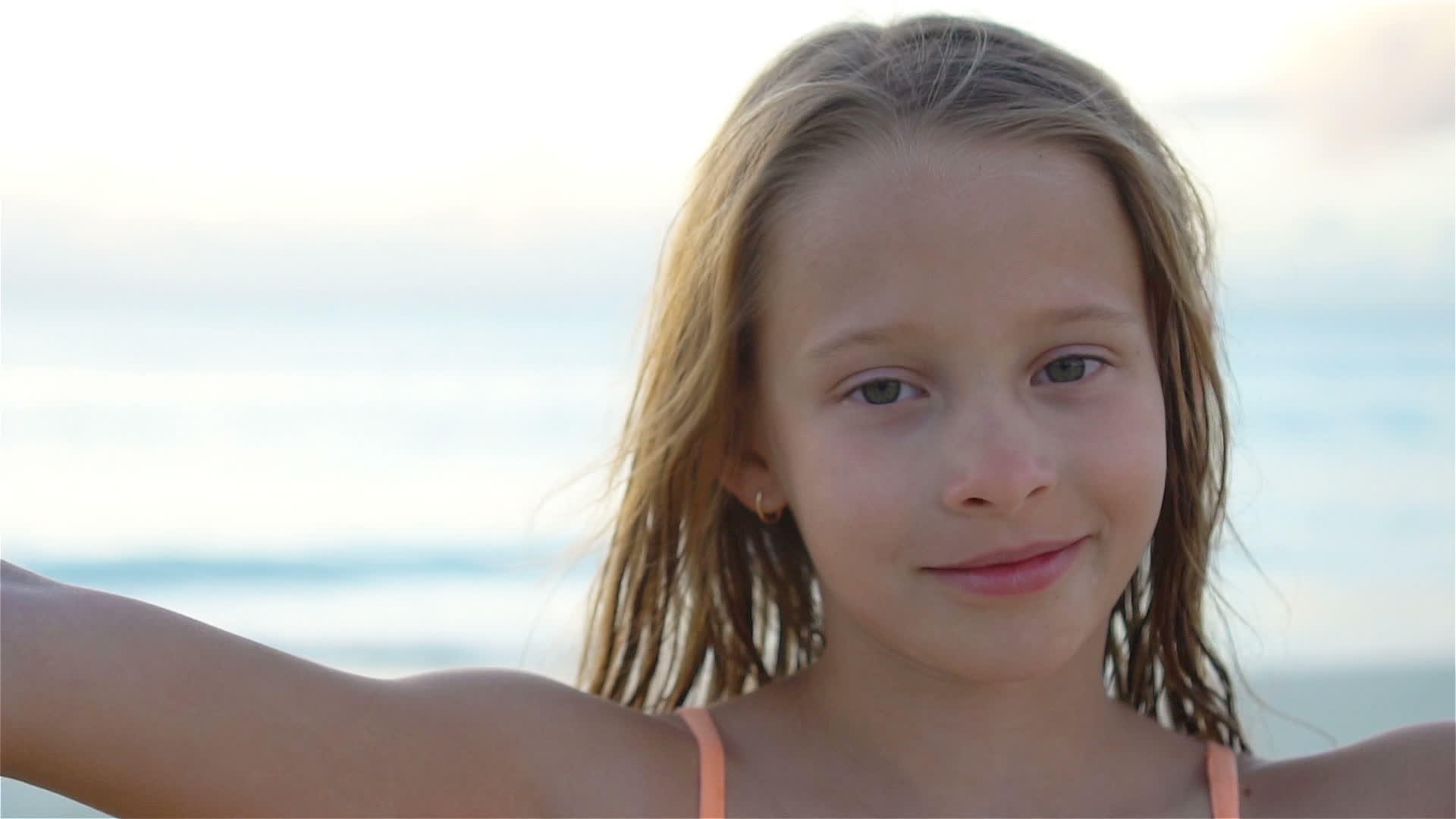 可爱的小女孩在热带白色沙滩上自拍慢动作视频的预览图