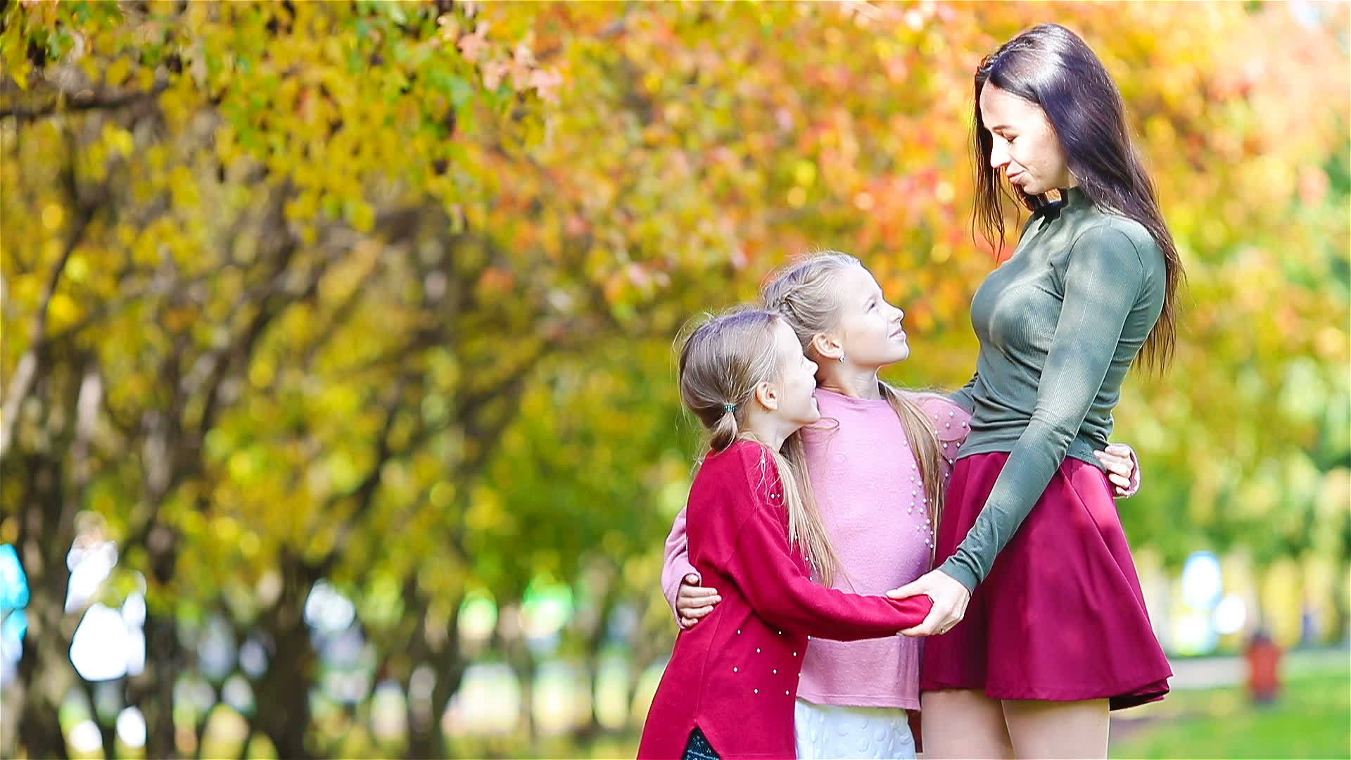 秋天的母亲和孩子的家庭年轻的母亲和小女孩享受温暖的秋天视频的预览图