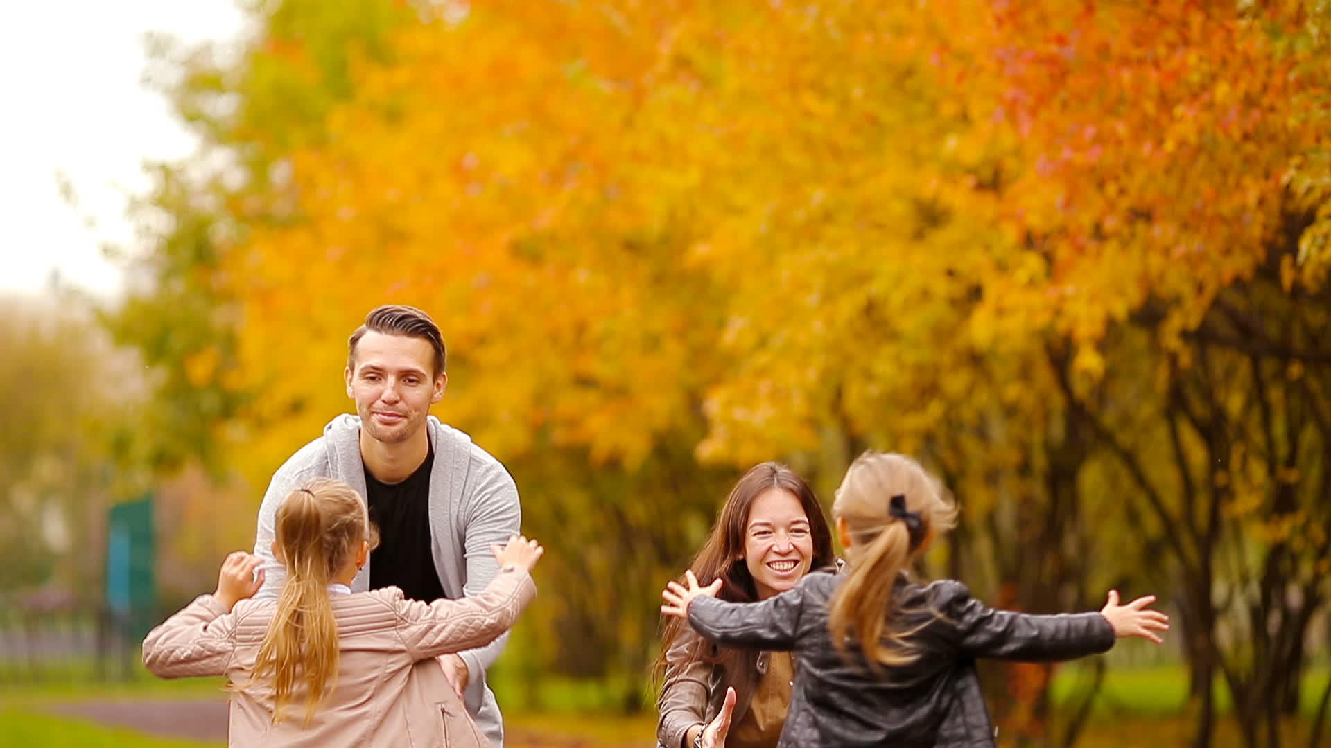 秋天有孩子的家庭在公园里享受温暖的一天视频的预览图
