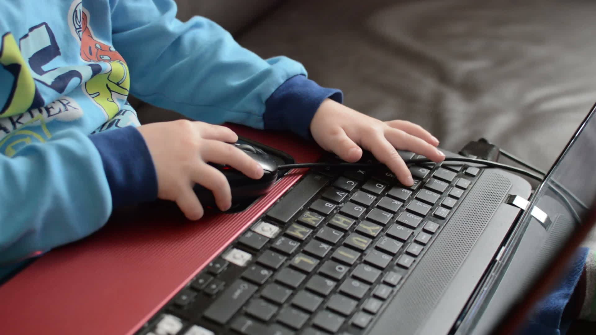 小男孩玩笔记本电脑视频的预览图