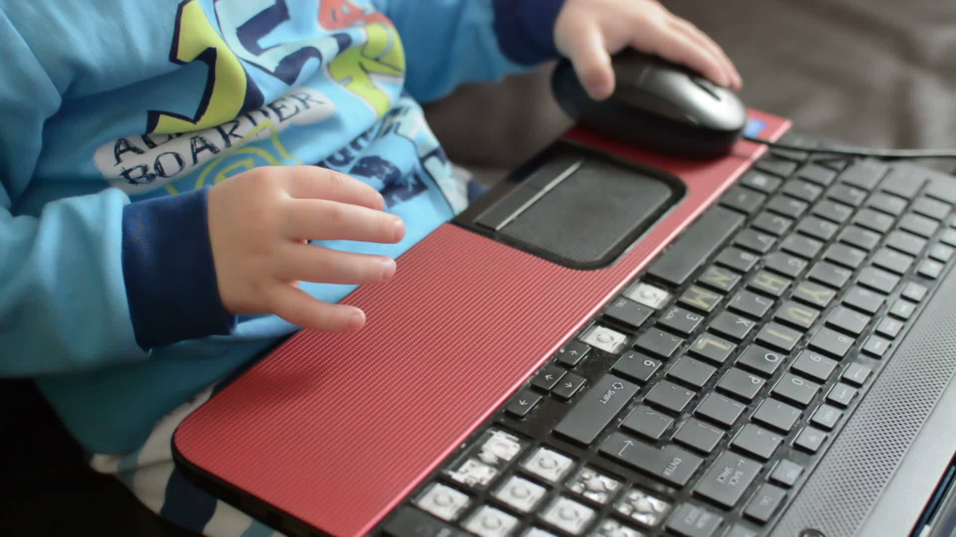 小男孩玩笔记本电脑视频的预览图