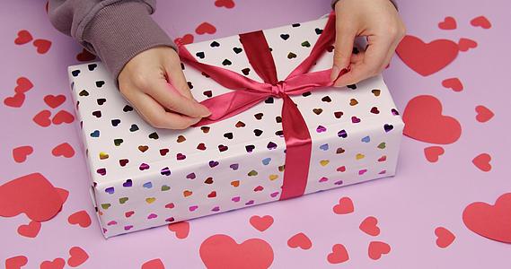 情人节包装礼物盒视频的预览图
