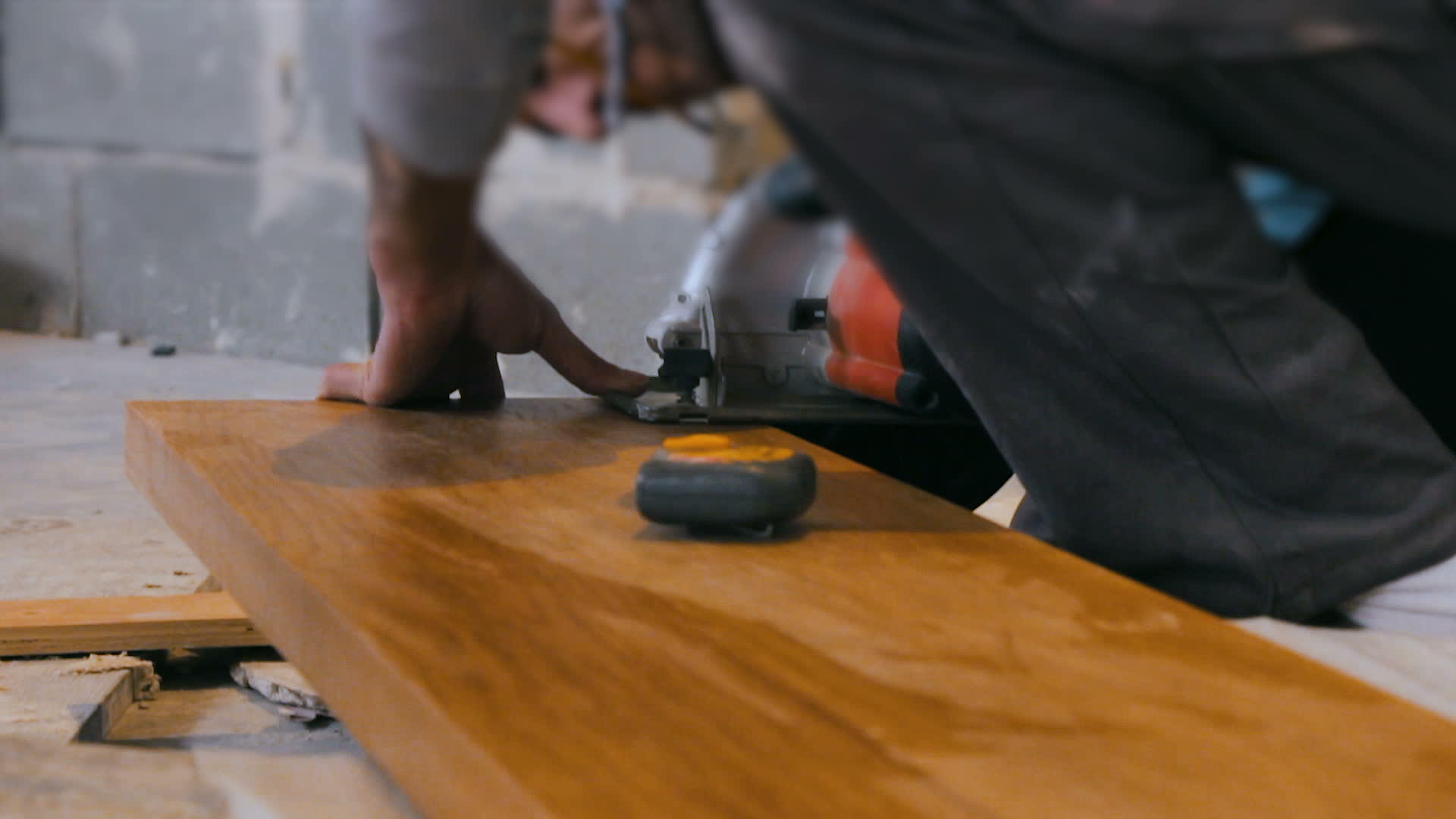 在施工现场采取专业的木匠铺设石板并标记木板视频的预览图