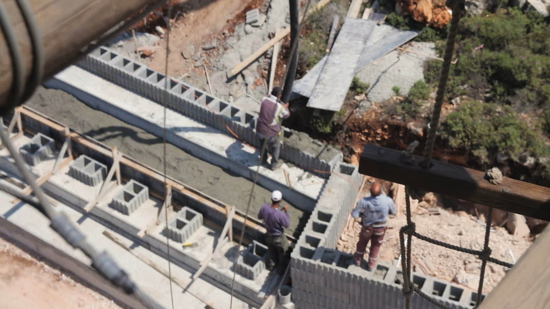 施工工人在施工现场投入混凝土的高度角视图视频的预览图