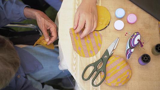 老年妇女在阿尔茨海默提供针头手工艺职业治疗视频的预览图