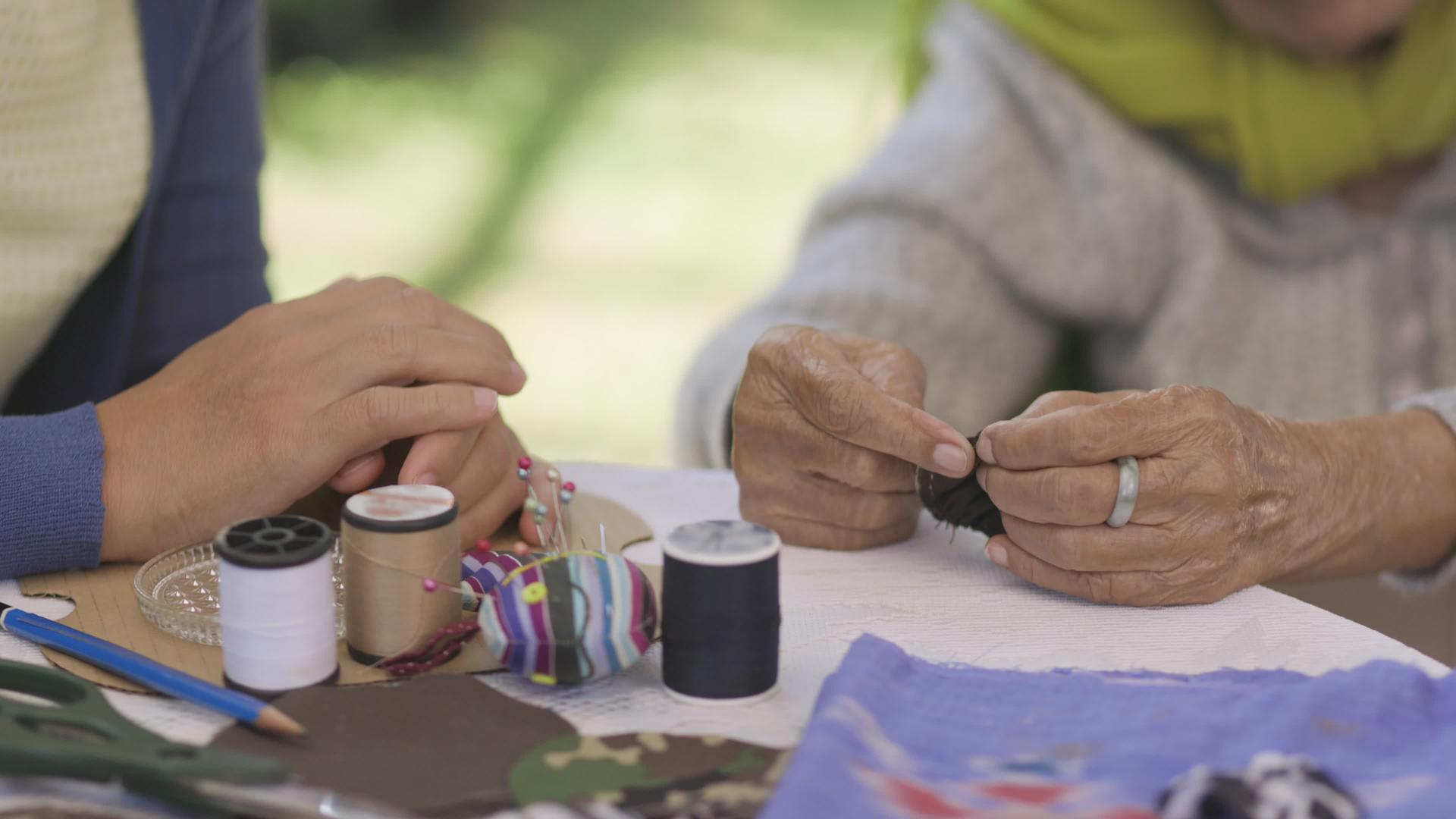 老年妇女在针头工艺品中接受阿尔茨海默病或痴呆症视频的预览图