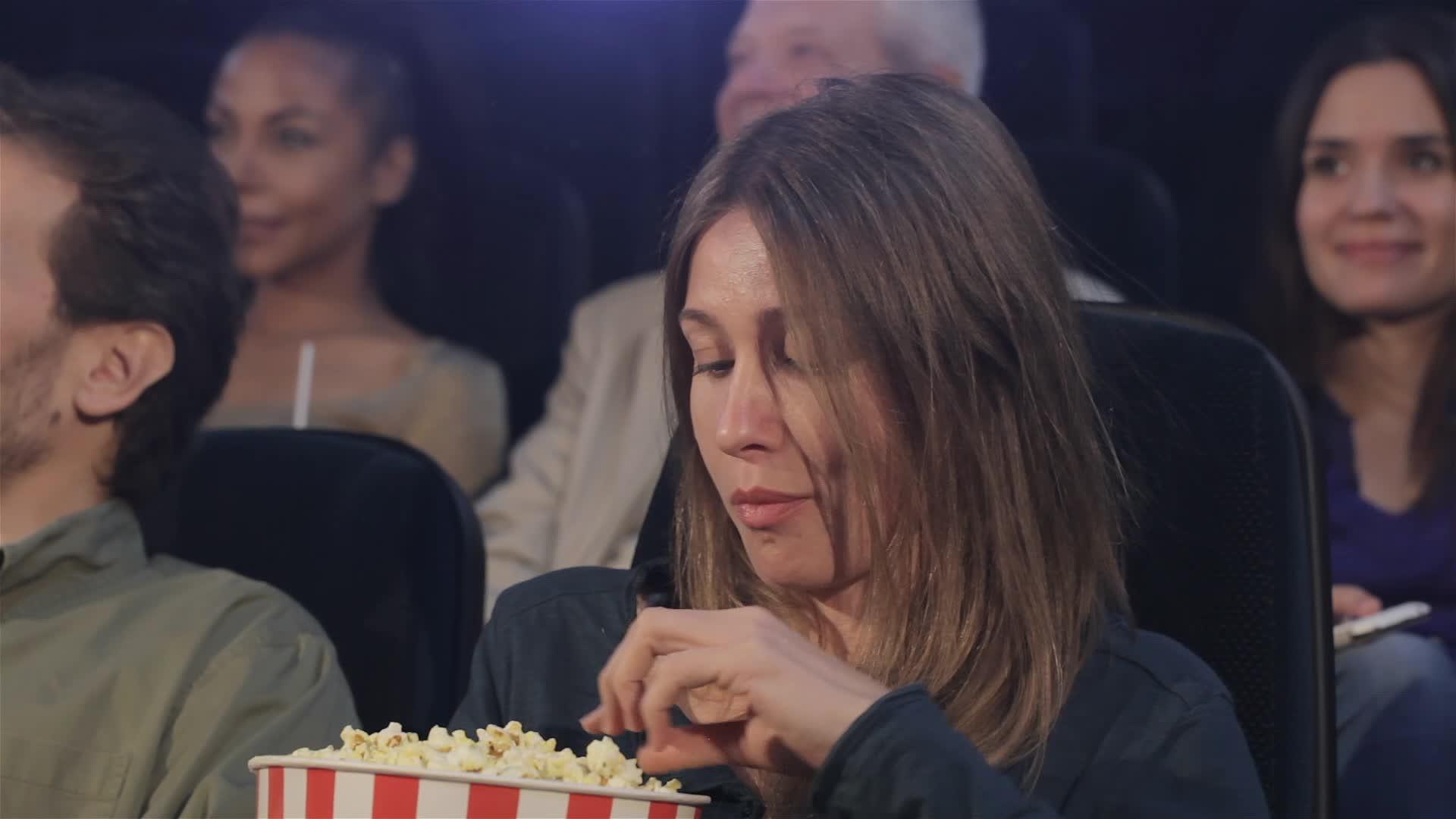 女人在电影院吃爆米花视频的预览图