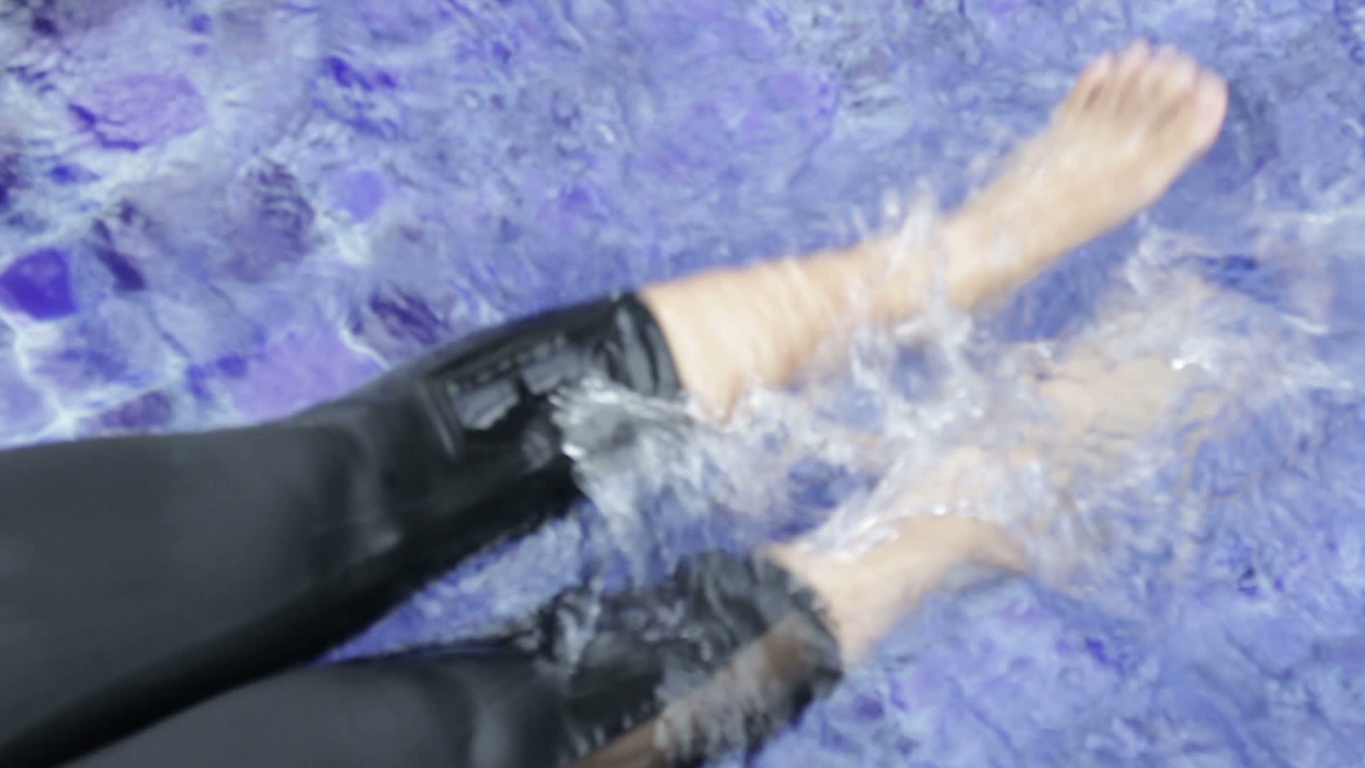 女性腿上的水滴视频的预览图