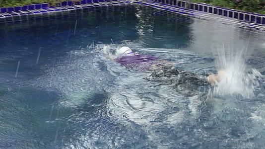 女人在游泳池里自由跳水视频的预览图
