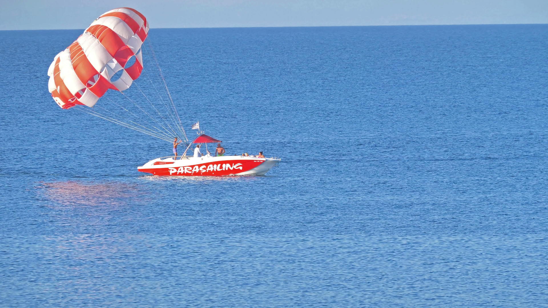 快艇在蓝海水域滑行4公里视频的预览图