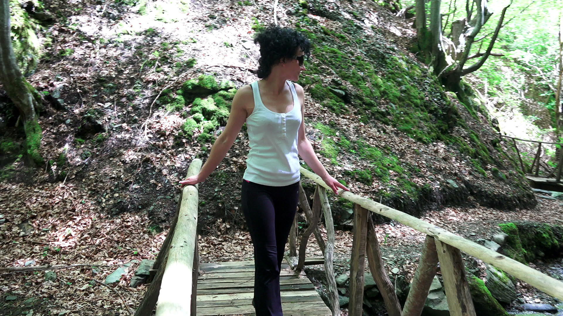 女性示范在森林中行走视频的预览图