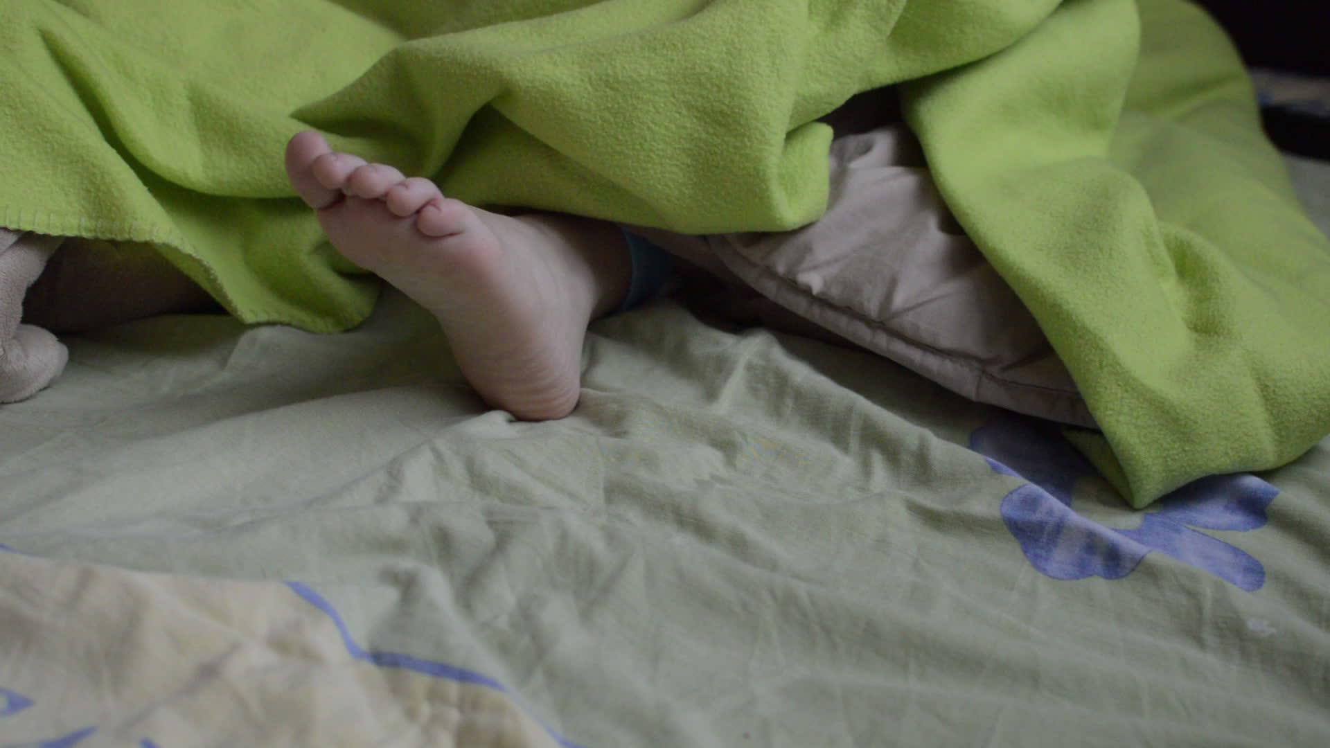 儿童脚下的绿毯子视频的预览图