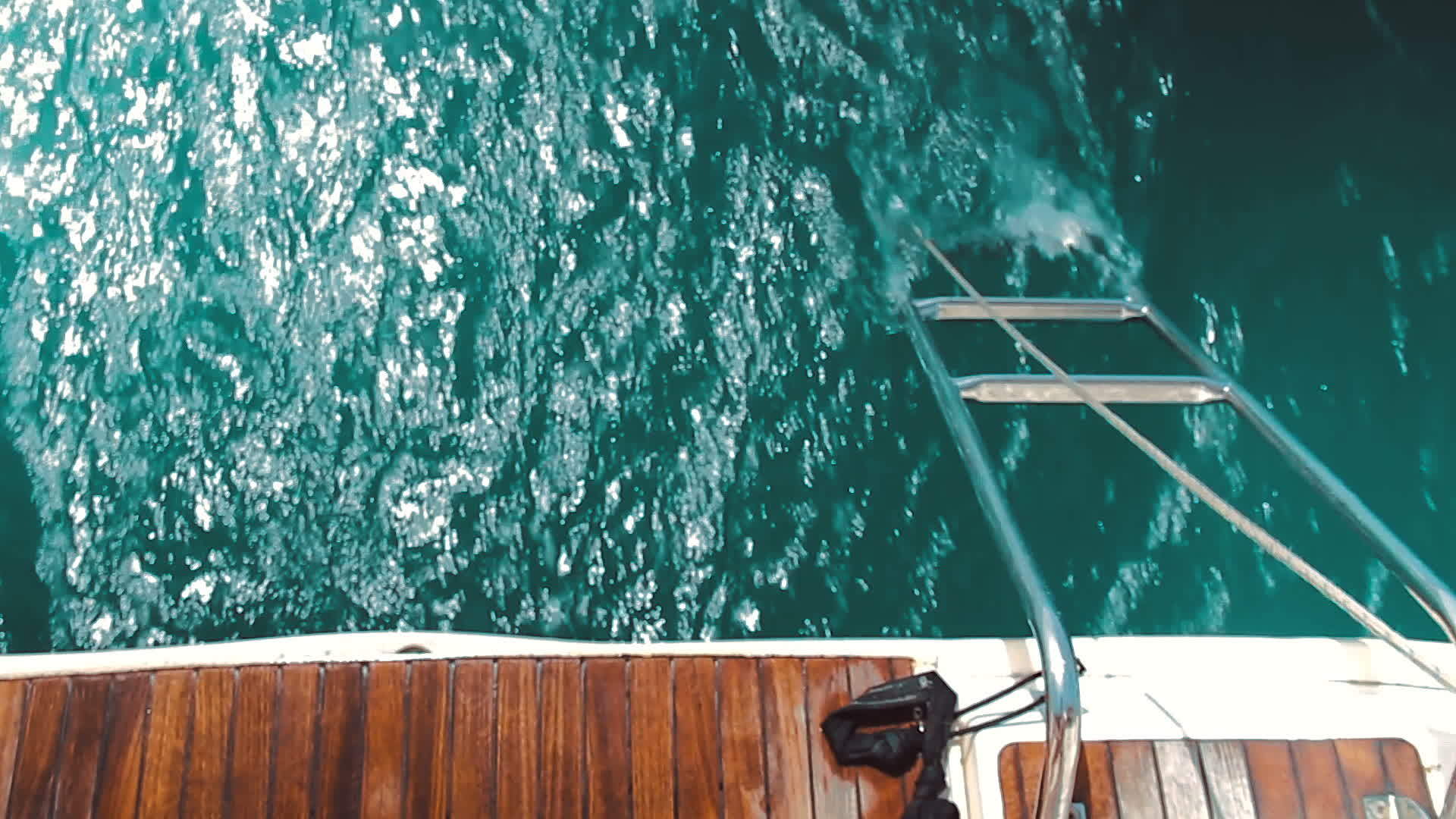 漂浮在海上的游艇船尾视频的预览图