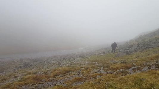 在英格兰湖区雾中行走视频的预览图
