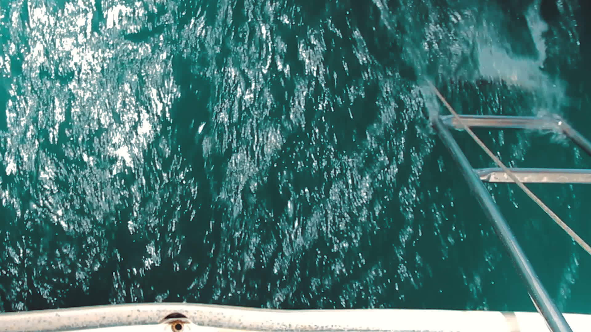 漂浮在海上的游艇船尾视频的预览图