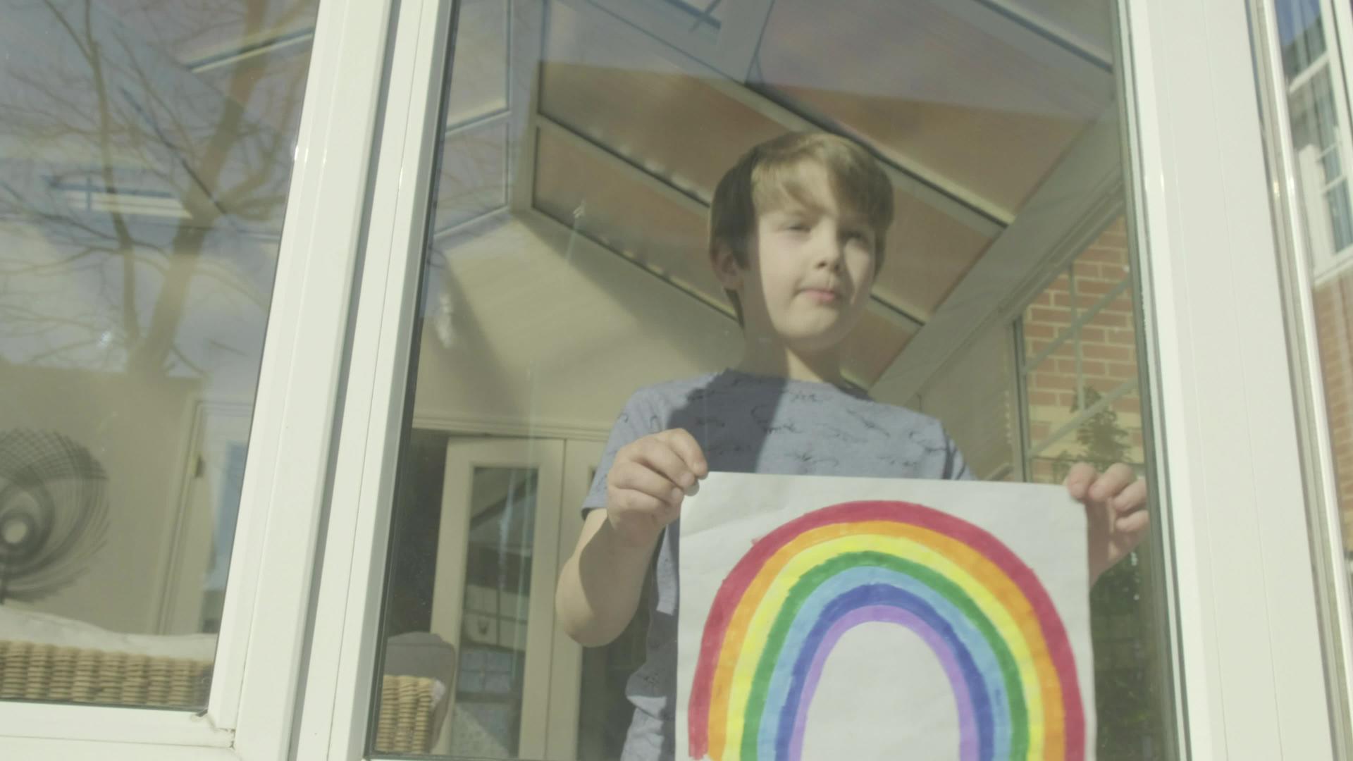 有彩虹图像的男孩视频的预览图