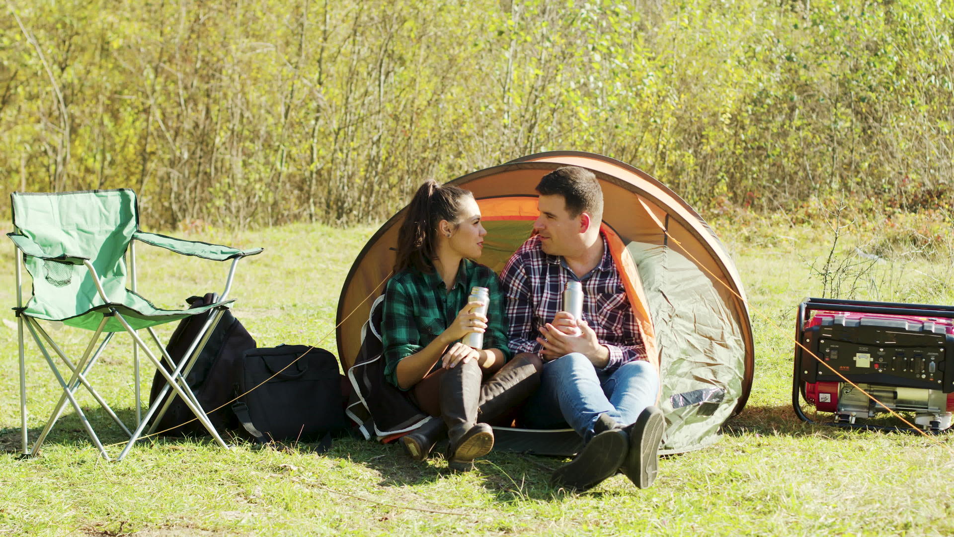 美丽的情侣在露营帐篷里聊天视频的预览图
