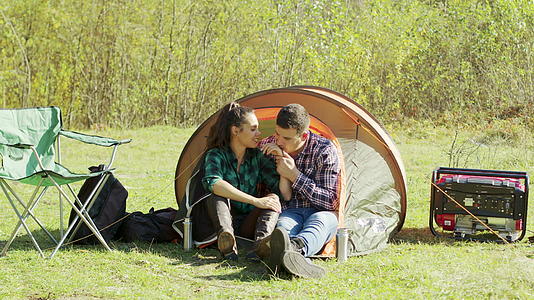 可爱的年轻夫妇在露营帐篷里享受甜蜜的时光视频的预览图