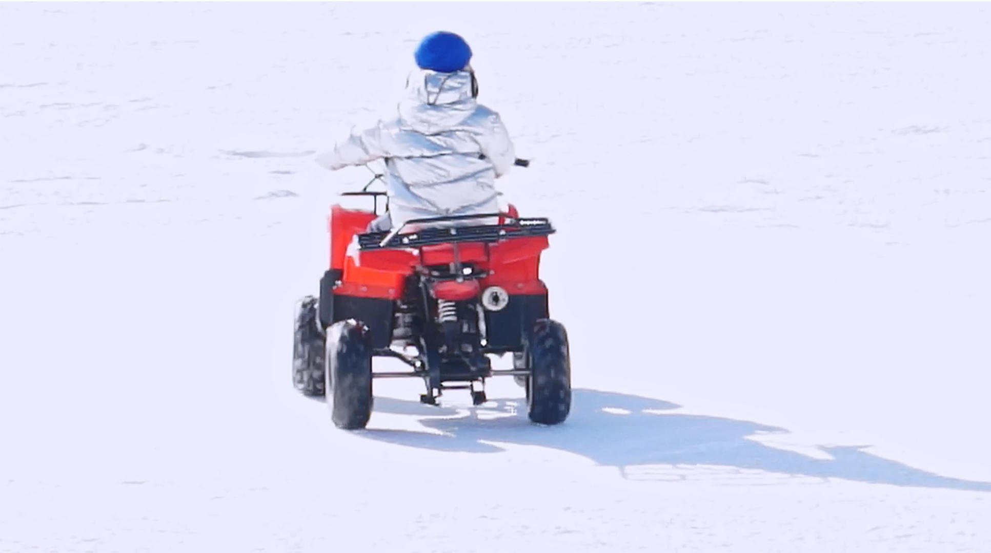冬季冰雪骑行摩托视频的预览图