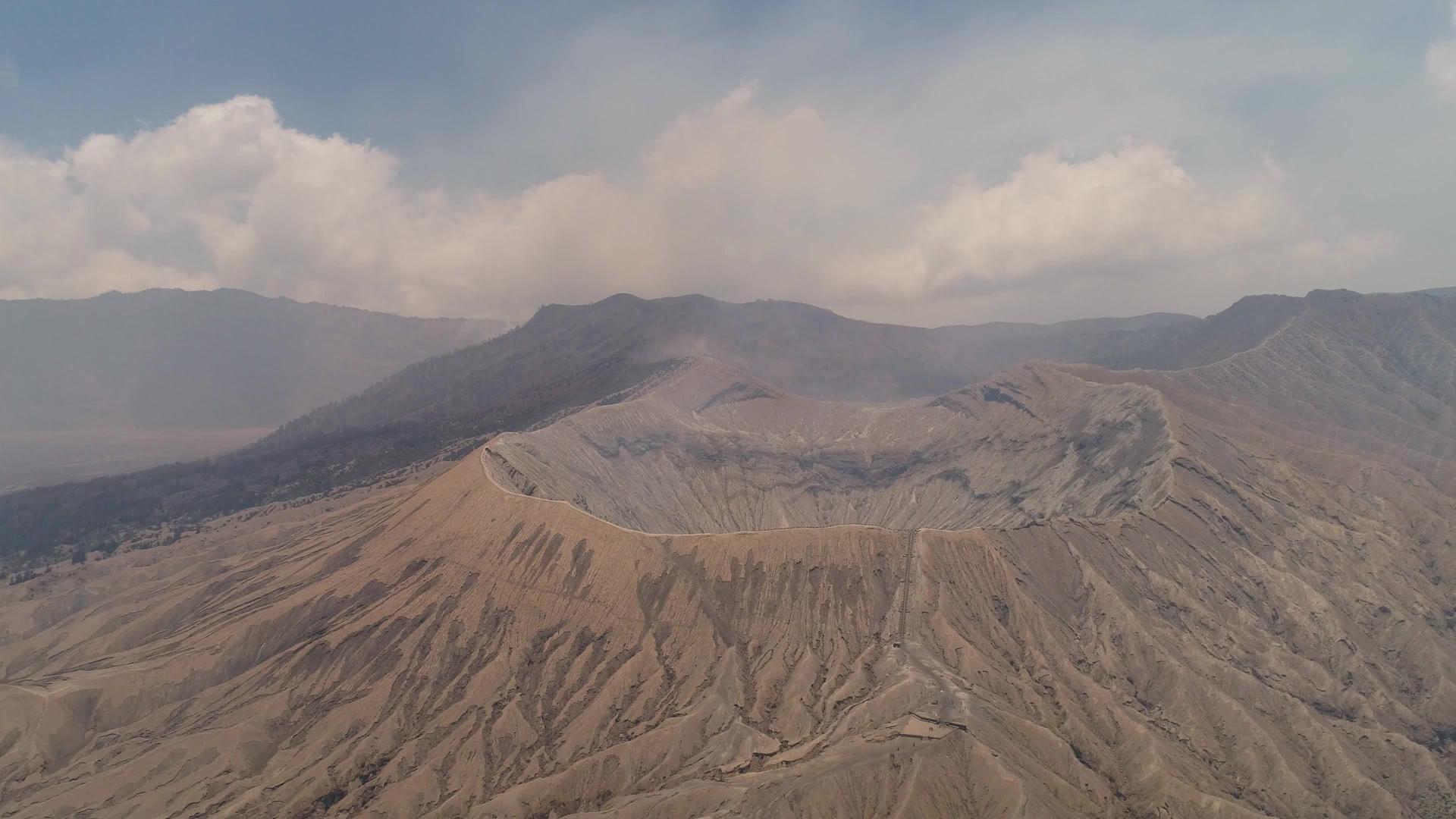 有活火山的山地景观视频的预览图