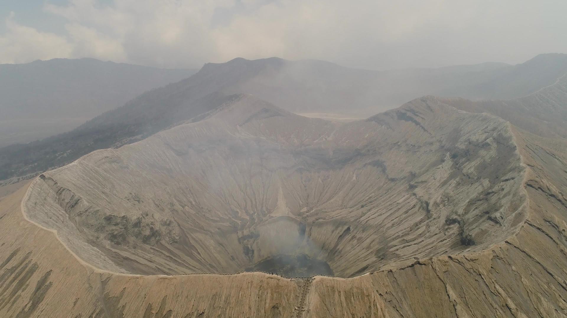 有活火山的山地景观视频的预览图