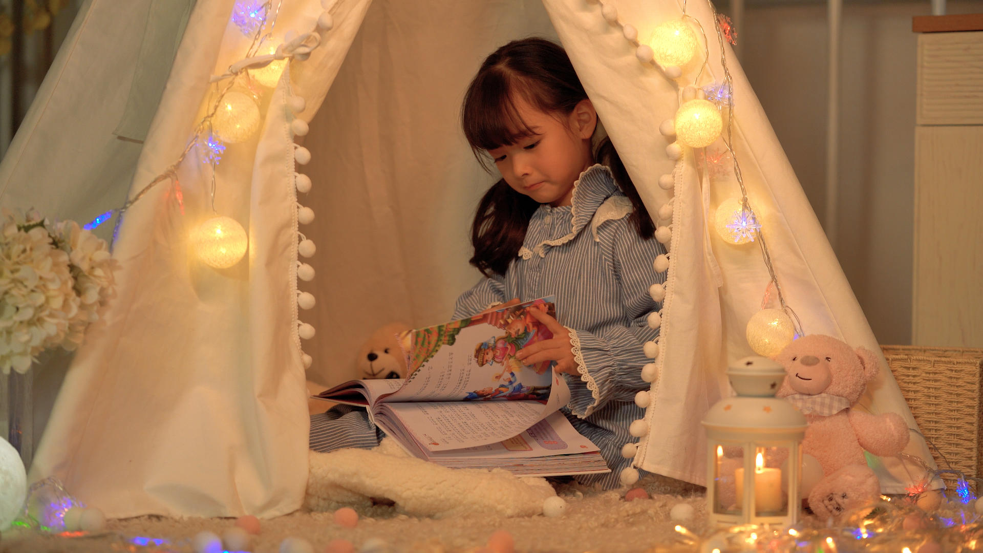 小女孩在帐篷里看书视频的预览图