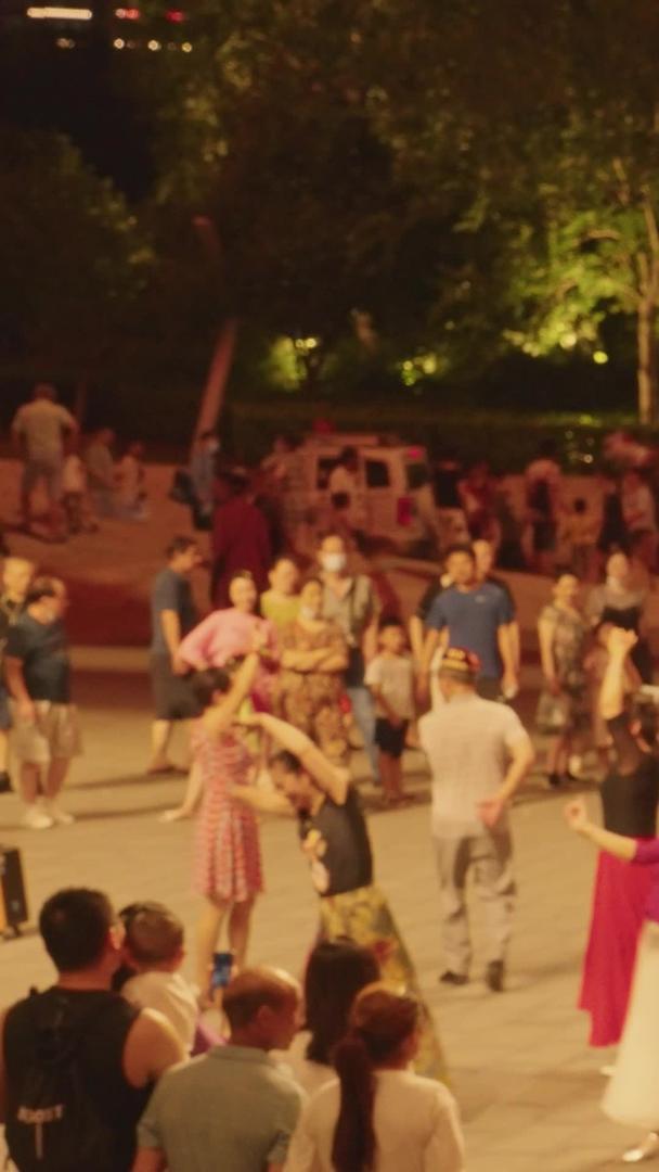 【这个视频没有肖像权请不要商业化】在城市居家生活休闲娱乐广场上跳舞健身人流素材视频的预览图