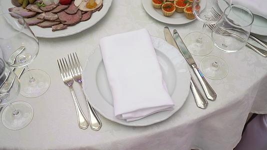 餐厅的玻璃盘和餐巾纸是一个派对的封面桌子视频的预览图