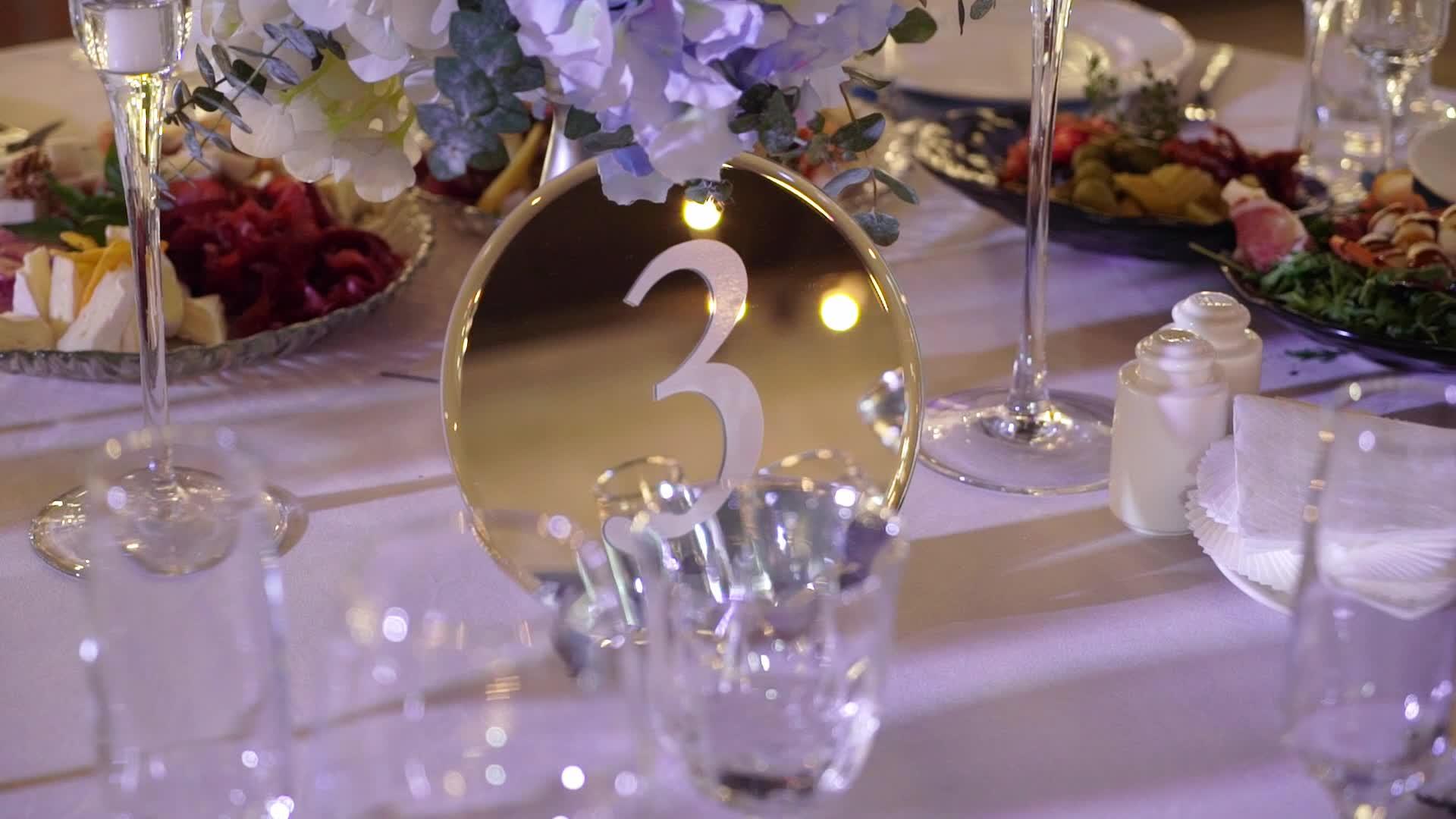 为庆祝婚礼或其他活动而装饰的桌子视频的预览图