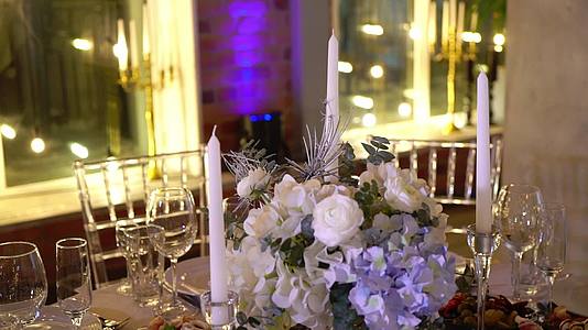 为庆祝婚礼或其他活动而装饰的桌子视频的预览图
