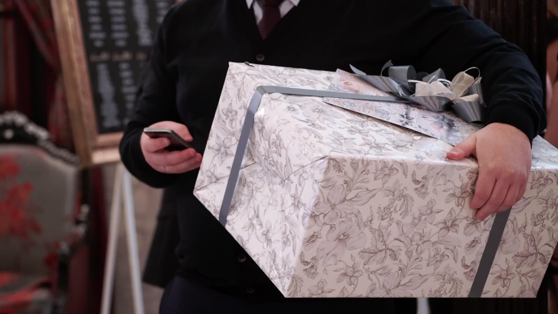男人带礼盒视频的预览图