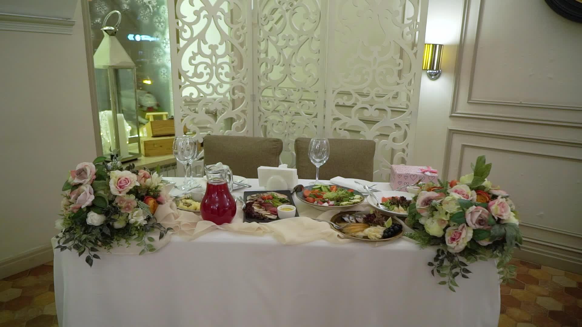在婚礼庆祝晚宴上餐桌上装饰着食物和餐厅食物视频的预览图