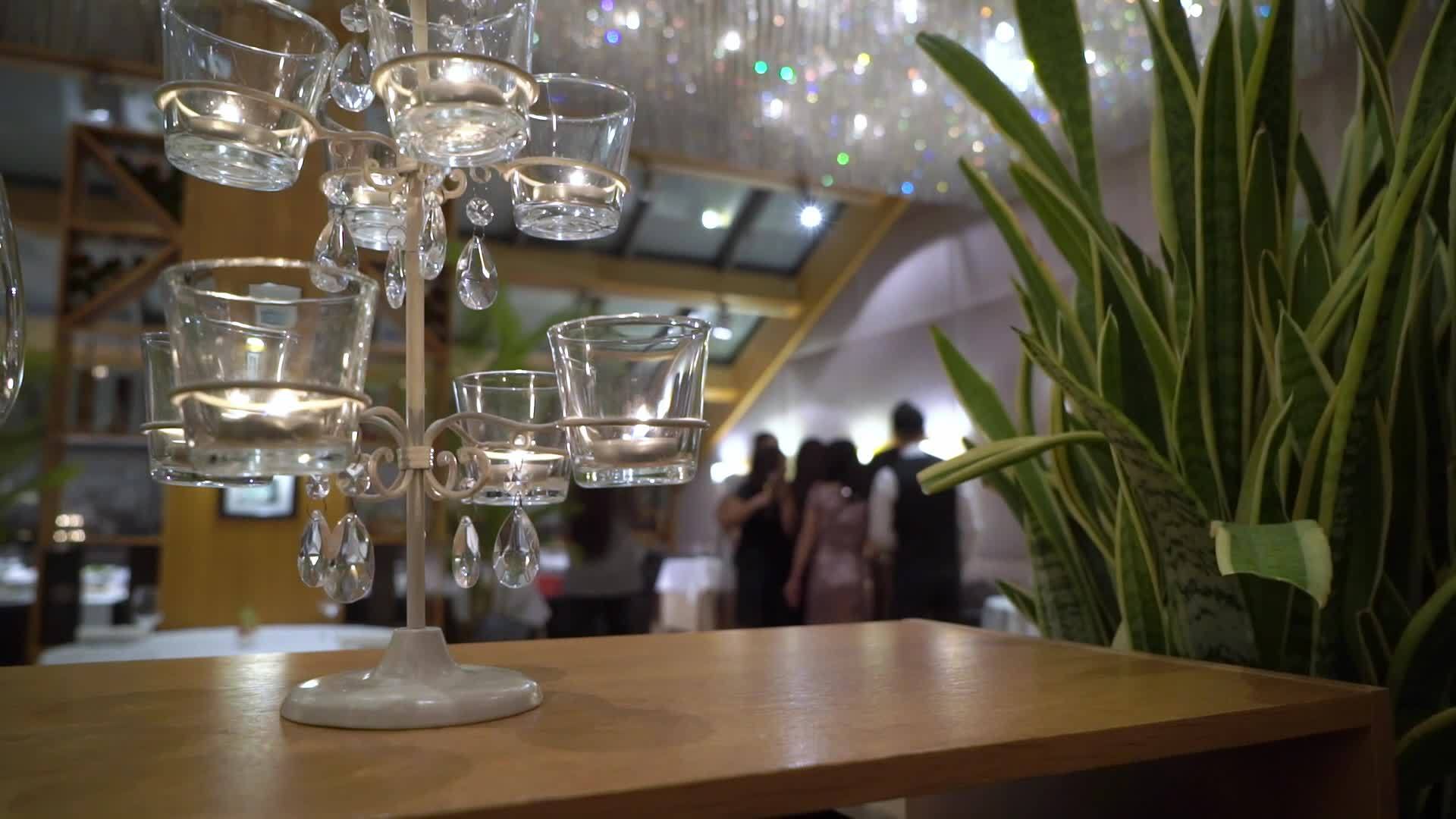 派对餐厅的人视频的预览图