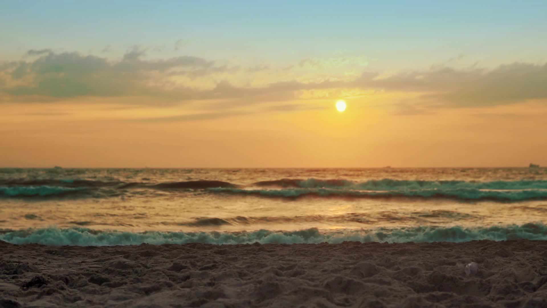 三个孩子在热带海滩日落时在海水中奔跑电影稳定缓慢视频的预览图