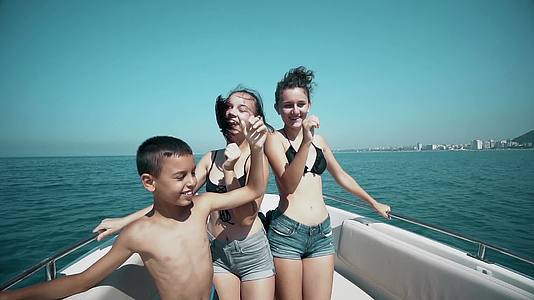 快乐的孩子们在游艇派对上玩耍在游轮旅行中与音乐一起跳舞视频的预览图