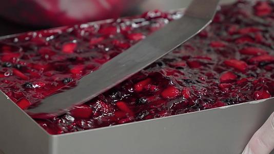桌上自制的水果蛋糕视频的预览图